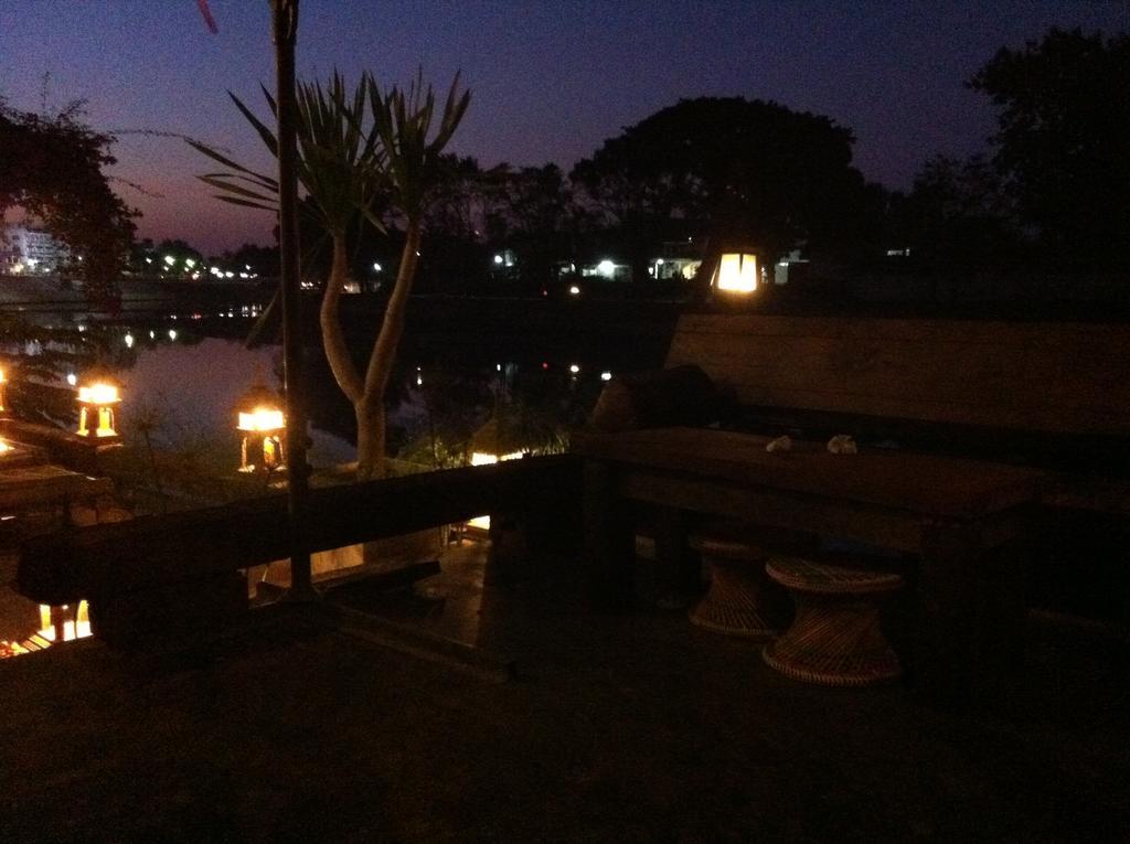The Riverside Guest House Lampang Eksteriør bilde